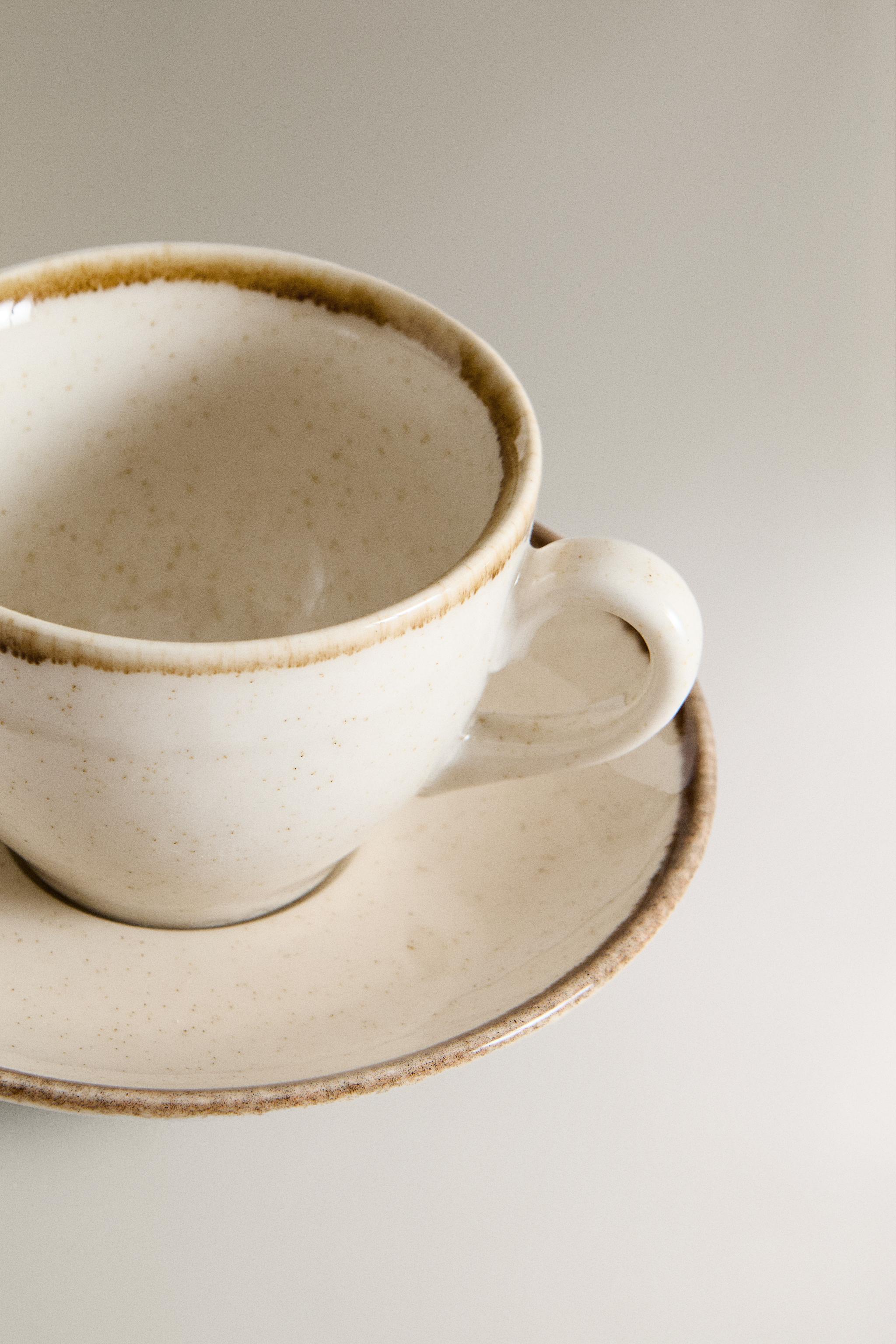 PORCELAIN TEACUP WITH ANTIQUE FINISH RIM